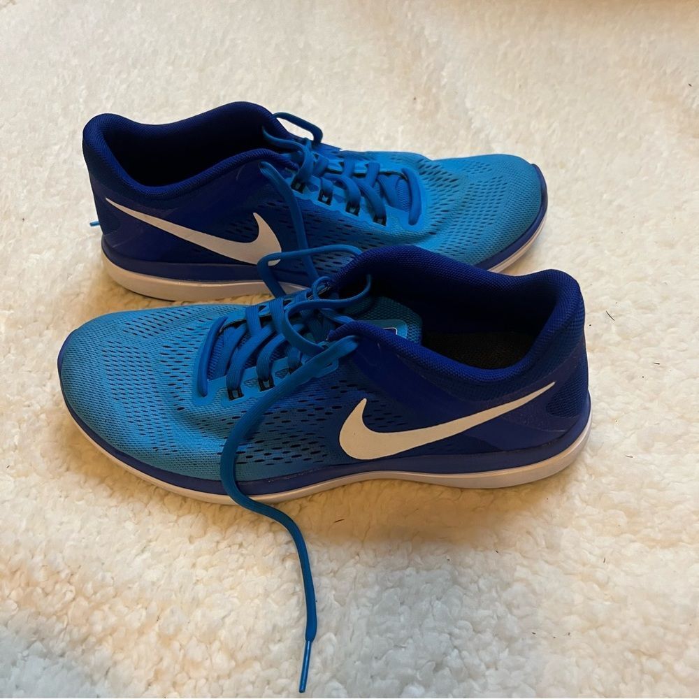 Nike Women’s Flex Run Sneakers Blue with White Trim Size 8. Preowned